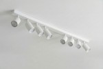 Biała lampa sufitowa (spot) z ośmioma regulowanymi punktami świetlnymi, zamontowana na prostokątnej belce. Ujęcie z góry, ukazujące kształt reflektorów i ich rozmieszczenie. Tło jasne, minimalistyczne.
