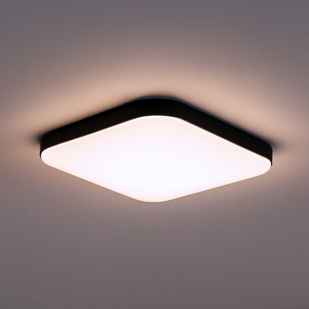 Plafon LED Nemo D33 w kolorze czarnym, o kształcie kwadratowym z zaokrąglonymi krawędziami. Posiada białą, matową osłonę, emitującą światło o temperaturze 4000K i mocy 17W. Montowany na suficie, idealny do wnętrz.