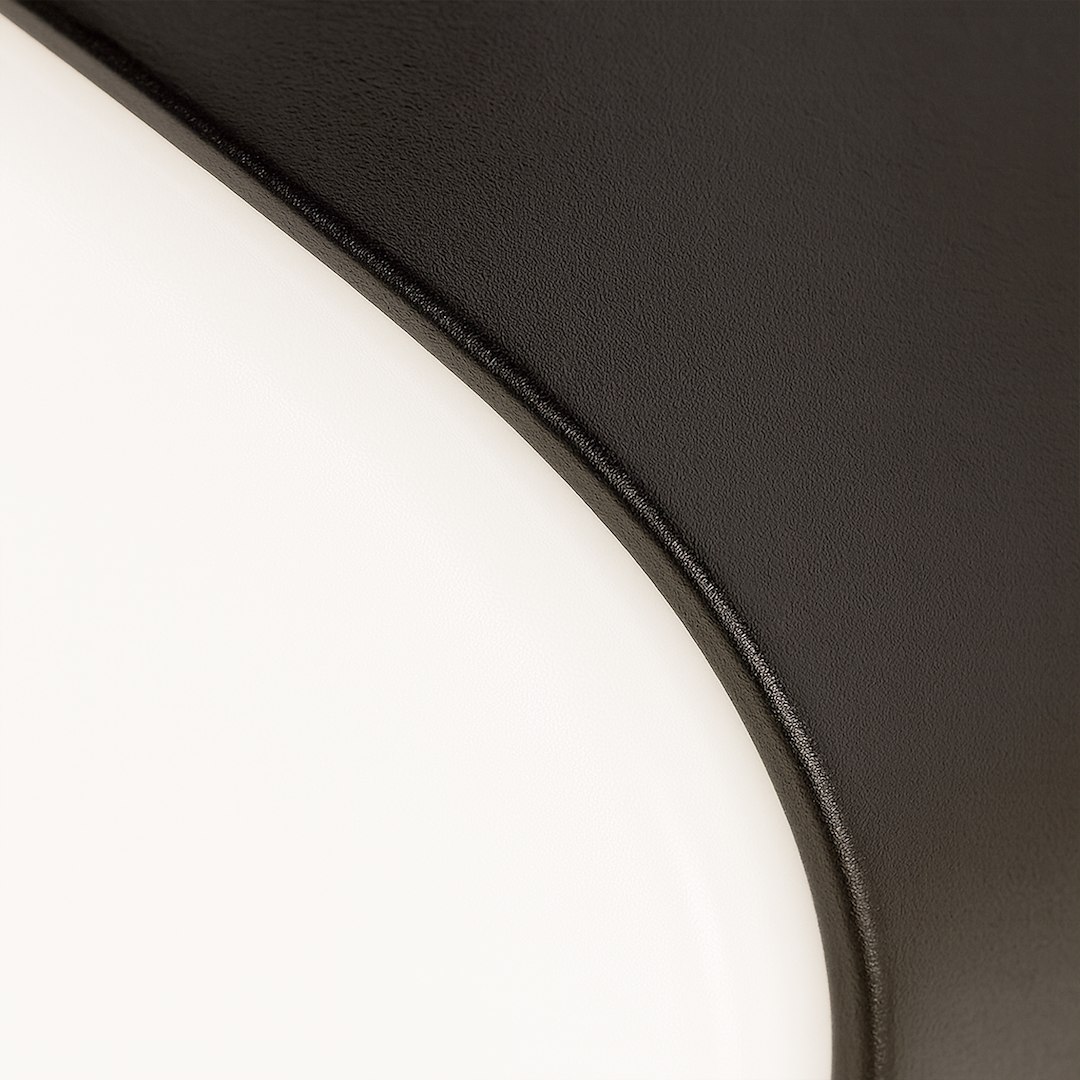 Plafon Nemo LED D33 w kolorze czarnym, z zaokrąglonym kształtem. Widoczna powierzchnia z matowego materiału oraz biały dyfuzor, emitujący światło o temperaturze barwowej 4000K. Kąt ujęcia zbliżony z detalu.