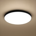 Slimi plafon LED D33 IP40/18W/4000K w kolorze czarnym, okrągły, zamontowany na suficie. Posiada białą, matową osłonę, emitującą neutralne światło. Idealny do nowoczesnych wnętrz.