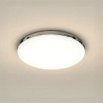 Plafon LED Maya D33 w kolorze chromu, o średnicy okrągłej, z mleczną, matową pokrywą. Posiada moc 15W, barwę światła 4000K i klasę ochrony IP44. Zawieszony na gładkim, jasnym tle, widoczny z góry.