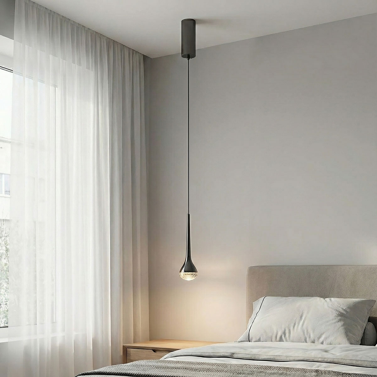 Lampa wisząca Crima Nero LED 1-punktowa w kolorze czarnym, z długim, smukłym kablem. Zawieszona w sypialni, oświetla strefę przy łóżku. Szklany klosz w kształcie kropli, minimalistyczny design, pasujący do nowoczesnych wnętrz.