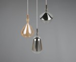 Lampa wisząca Aldea z trzema kloszami E14 w kształcie kropli, w kolorach złotym, srebrnym i białym. Klosze zawieszone na białych linkach, w neutralnym szarym tle, wiszą w różnych wysokościach, podkreślając nowoczesny design.