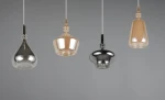 Lampa wisząca Aldea z czterema kloszami w różnych kształtach: przezroczysty, metaliczny oraz w odcieniach beżu. Klosze zawieszone na cienkim sznurku, z metalowymi detalami. Prosta, nowoczesna forma, idealna do wnętrz w stylu minimalistycznym.
