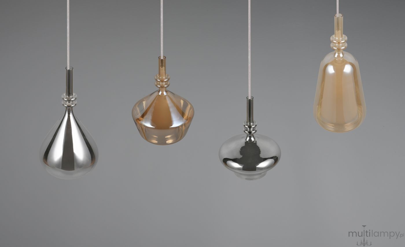 Lampa wisząca Aldea z czterema kloszami w różnych kształtach: metaliczny srebrny, przezroczysty, złoty i matowy. Powieszona na białych przewodach, z widocznymi oprawkami E14. Idealna do nowoczesnych wnętrz. Tło szare, minimalistyczne.