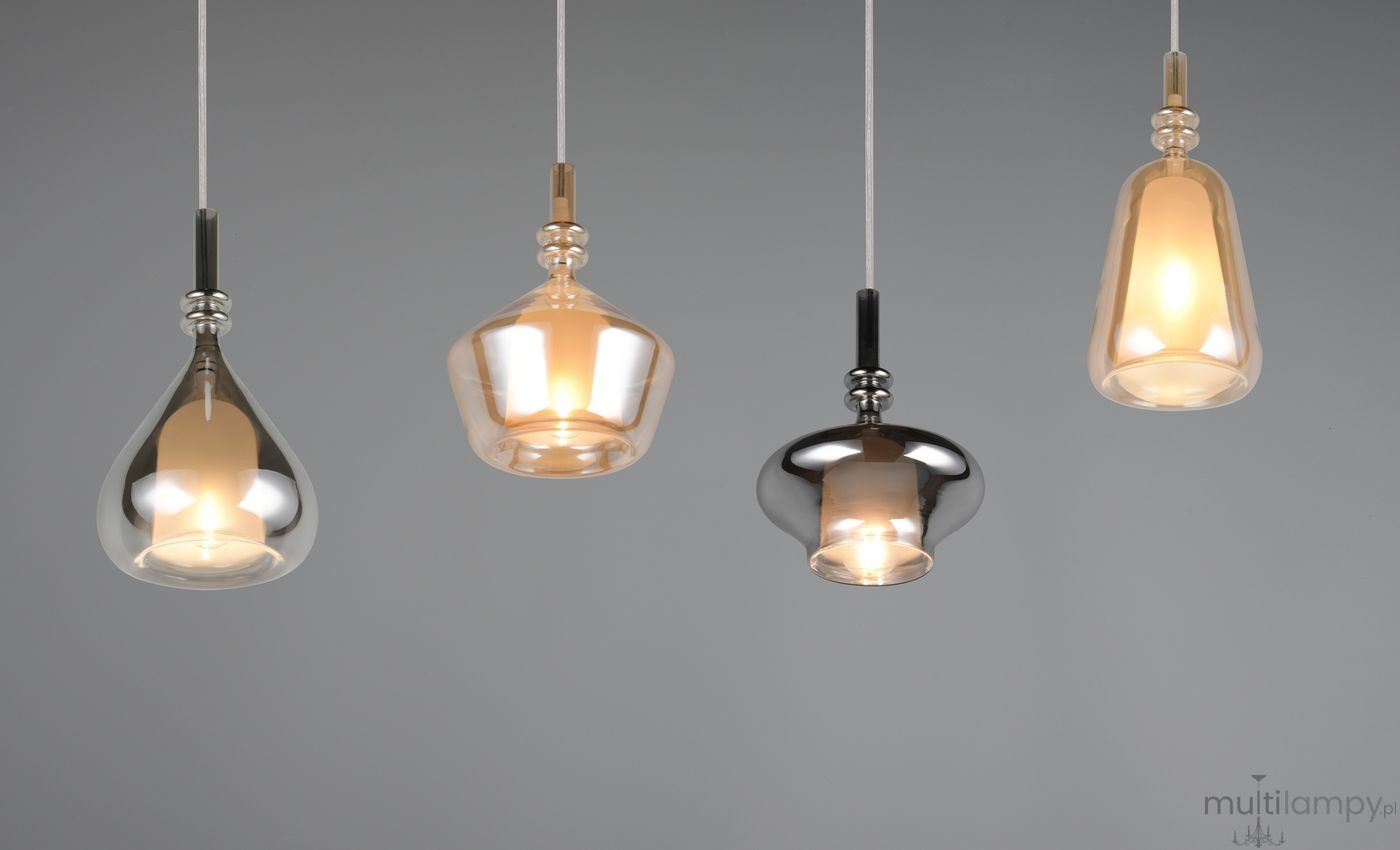 Lampa wisząca Aldea z 4 kloszami E14 w różnych kształtach i kolorach, w tym przezroczystym, złotym i metalicznym. Zawieszona na białych kablach, w aranżacji na szarym tle, prezentuje nowoczesny design.