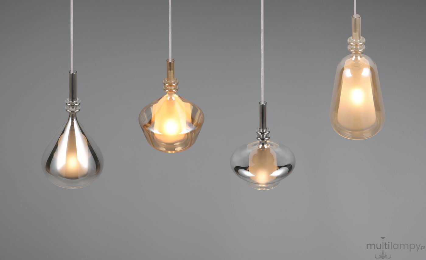 Lampa wisząca Aldea z czterema kloszami, w różnych kształtach, wykonana z transparentnego szkła w odcieniach złota i srebra. Klosze zawieszone na białym przewodzie, emitujące ciepłe światło, prezentują się na szarym tle.