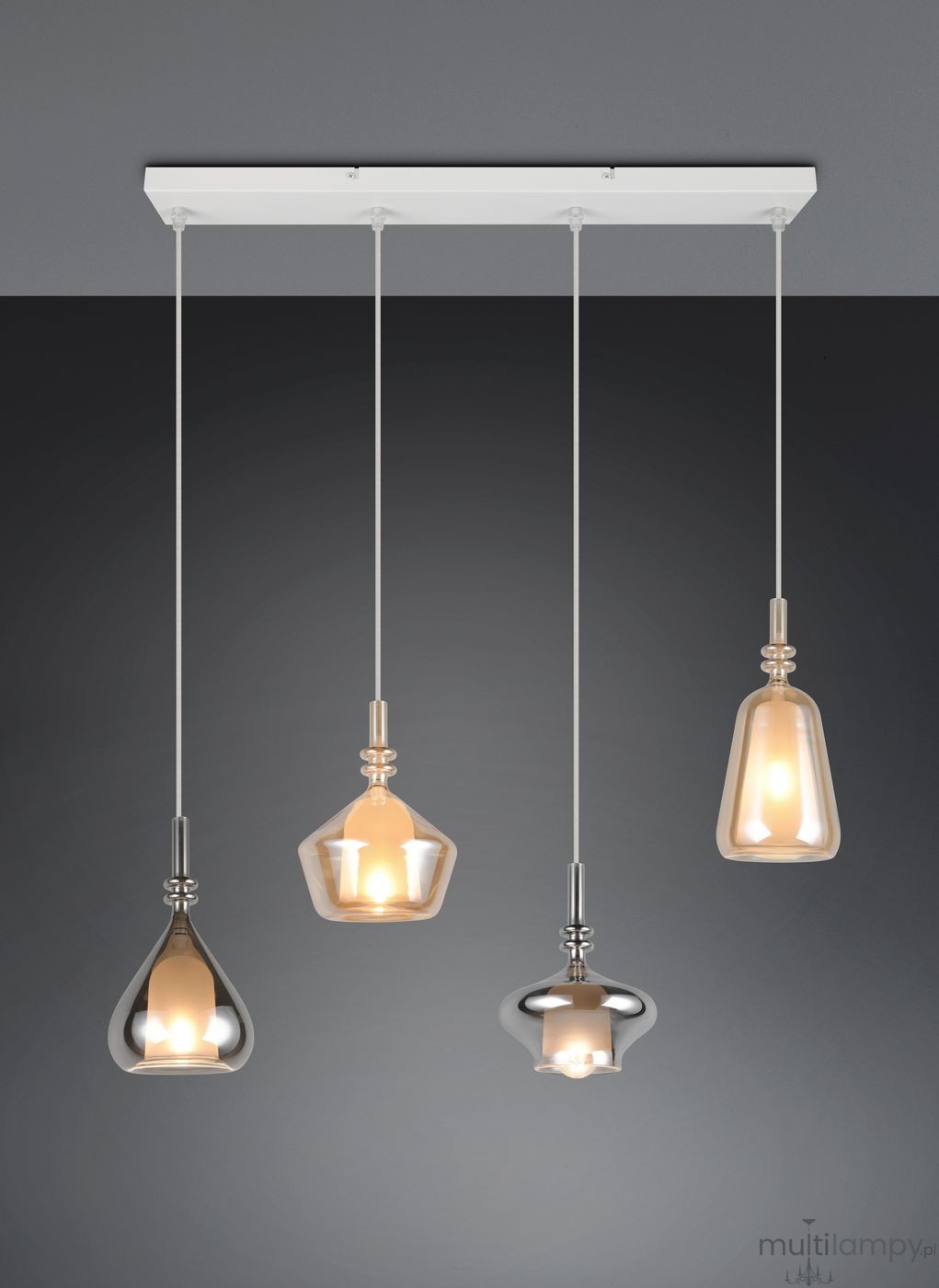 Lampa wisząca Aldea 4xE14 w białym kolorze z multikolorowymi kloszami. Cztery różne klosze o różnych kształtach: szklany, metaliczny i przezroczysty, zawieszone na białym stelażu. Widok z przodu, w prostym, ciemnym tle.