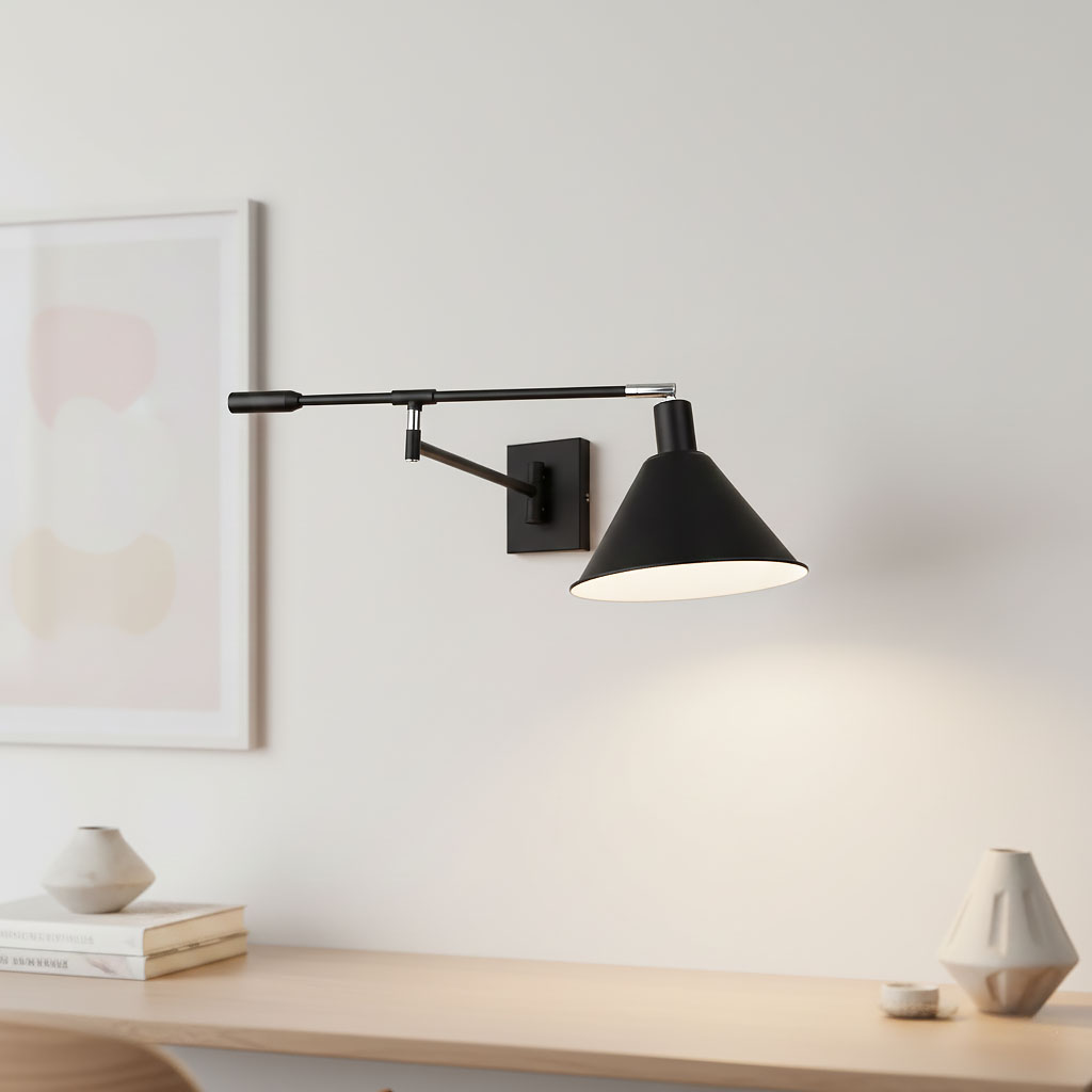 Czarny kinkiet Trinity 1-punktowy z metalowym kloszem w kształcie stożka, zamocowany na ścianie. Posiada regulowany ramie, co pozwala na kierowanie światła. Tło jasne, minimalistyczne wnętrze z drewnianym blatem i dekoracjami.