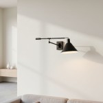Kinkiet 1-punktowy Trinity w kolorze czarnym, z metalowym kloszem w kształcie stożka. Zawieszony na ścianie, z ruchomym ramieniem, które umożliwia ustawienie światła. Tło w jasnym kolorze, w aranżacji wnętrza z sofą i półką.