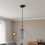 Lampa wisząca Narisa z kloszem w dymionym kolorze i złotą kulą, zawieszona na czarnym przewodzie. Klosz ma prostą, cylindryczną formę z pionowymi żłobieniami. Tło w neutralnym odcieniu, z widocznym stojącym lampą i meblami.
