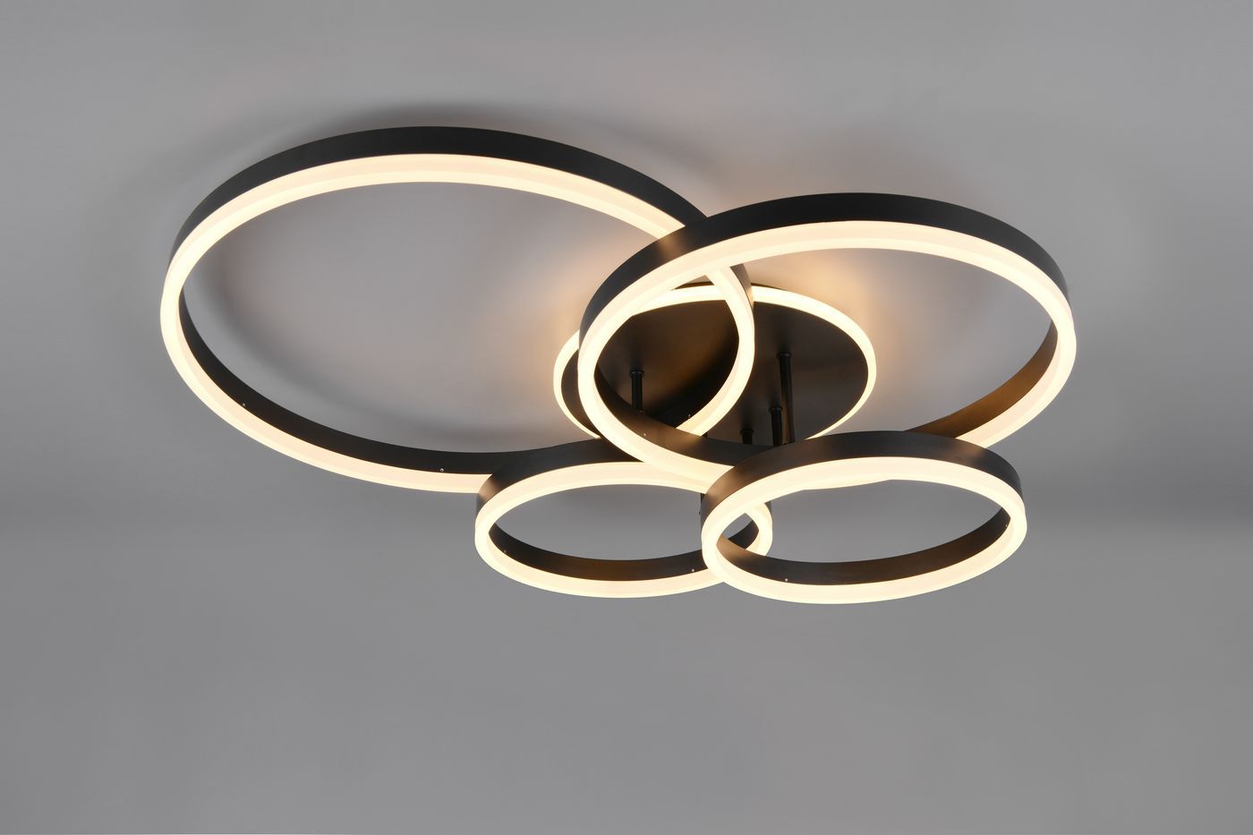 Lampa sufitowa Drake z pilotem, z pięcioma źródłami LED o mocy 50W, w kolorze czarnym. Posiada trzy okrągłe pierścienie o podświetleniu, montowana na suficie, widok z dołu.