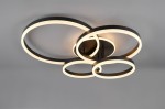 Lampa sufitowa Drake z pilotem, z pięcioma źródłami LED o mocy 50W, w kolorze czarnym. Posiada trzy okrągłe pierścienie o podświetleniu, montowana na suficie, widok z dołu.