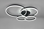 Lampa sufitowa Drake z pilotem, czarna, 5xLED/50W CCT. Składa się z trzech okrągłych pierścieni, z których dwa mają białe podświetlenie. Ujęcie z dołu, produkt zamontowany na suficie. Idealna do nowoczesnych wnętrz.