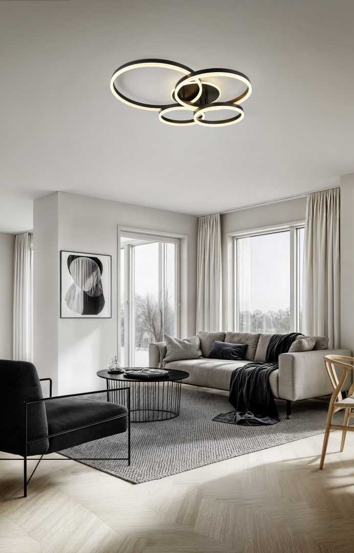 Drake lampa sufitowa w kolorze czarnym z pięcioma źródłami LED o mocy 50W, z pilotem. Posiada nowoczesny design z trzema okręgami o różnej wielkości, zawieszona w jasnym wnętrzu, w otoczeniu sofy i stolika kawowego.
