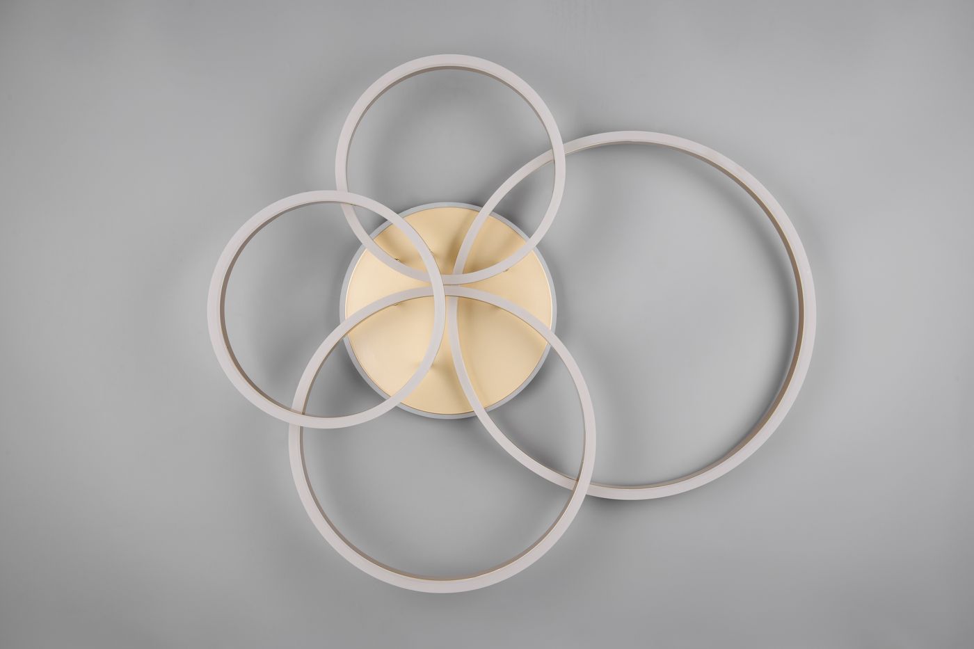 Lampa sufitowa Drake z pilotem, pięć źródeł LED o mocy 50W, złota. Okrągła, złożona z pięciu okręgów, w kolorze złotym i białym, montowana na suficie. Widok z góry, na jednolitym szarym tle.