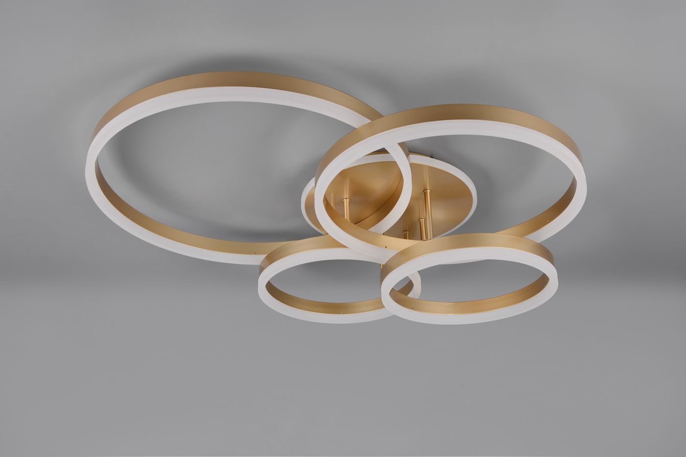 Lampa sufitowa Drake z pilotem, złożona z trzech okrągłych pierścieni w kolorze złotym i białym, zamontowana na okrągłej podstawie. Oświetlenie LED o mocy 50W i regulowanej temperaturze barwowej. Ujęcie z góry, na jednolitym tle.