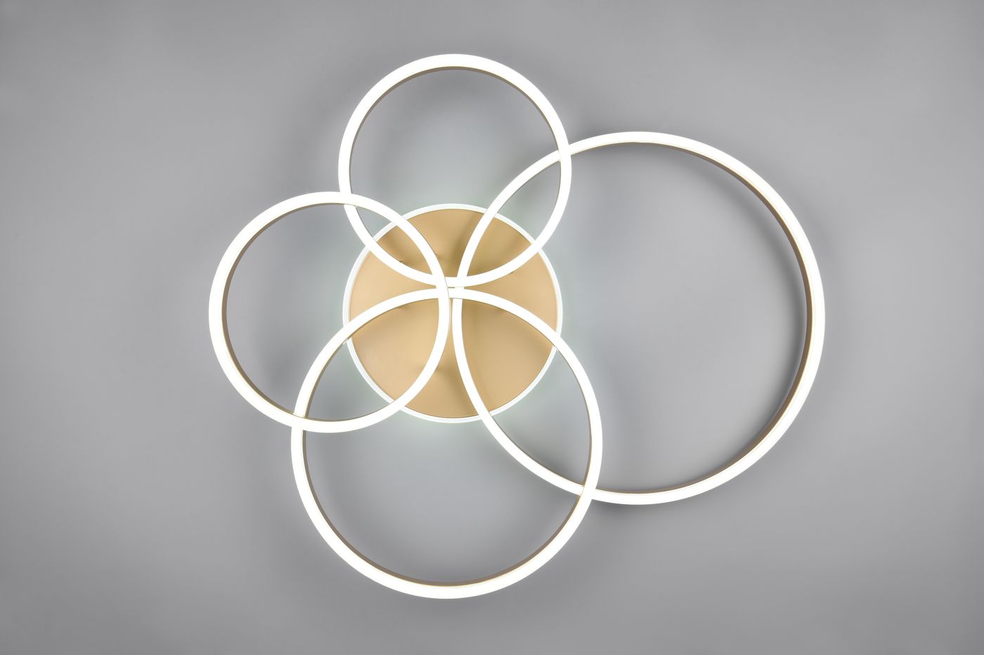 Lampa sufitowa Drake z pięcioma pierścieniami LED w kolorze złotym. Produkt ma okrągłą centralną część i jest zamontowany na szarym tle. Zawiera pilot do zdalnego sterowania oraz różne opcje temperatury barwowej.