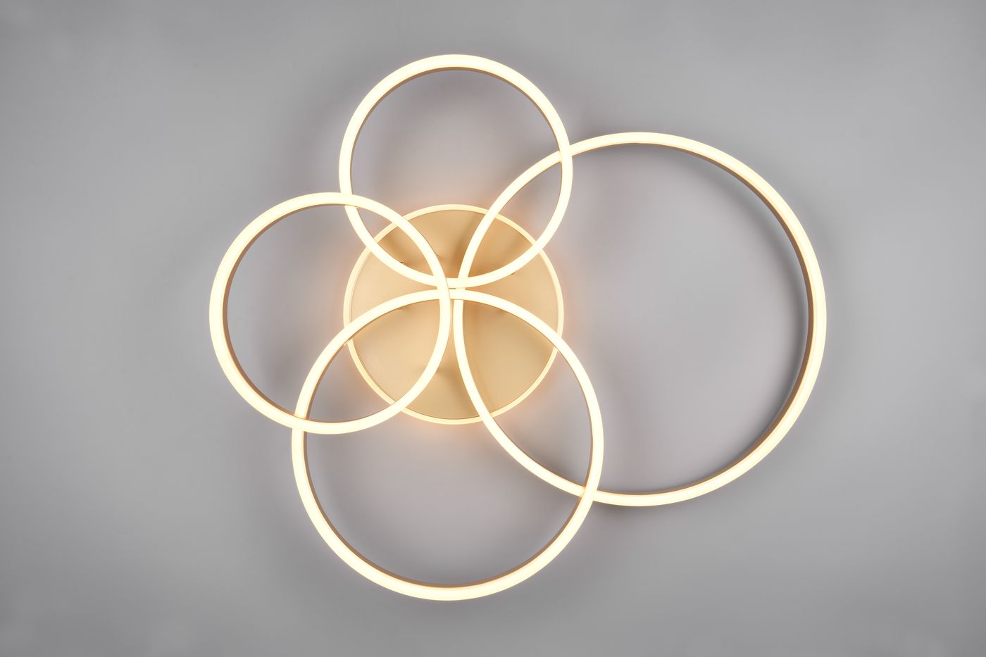 Lampa sufitowa Drake z pięcioma pierścieniami LED w kolorze złotym, montowana na suficie. Wyposażona w pilot do regulacji, z nowoczesnym designem i delikatnym podświetleniem na szarym tle.