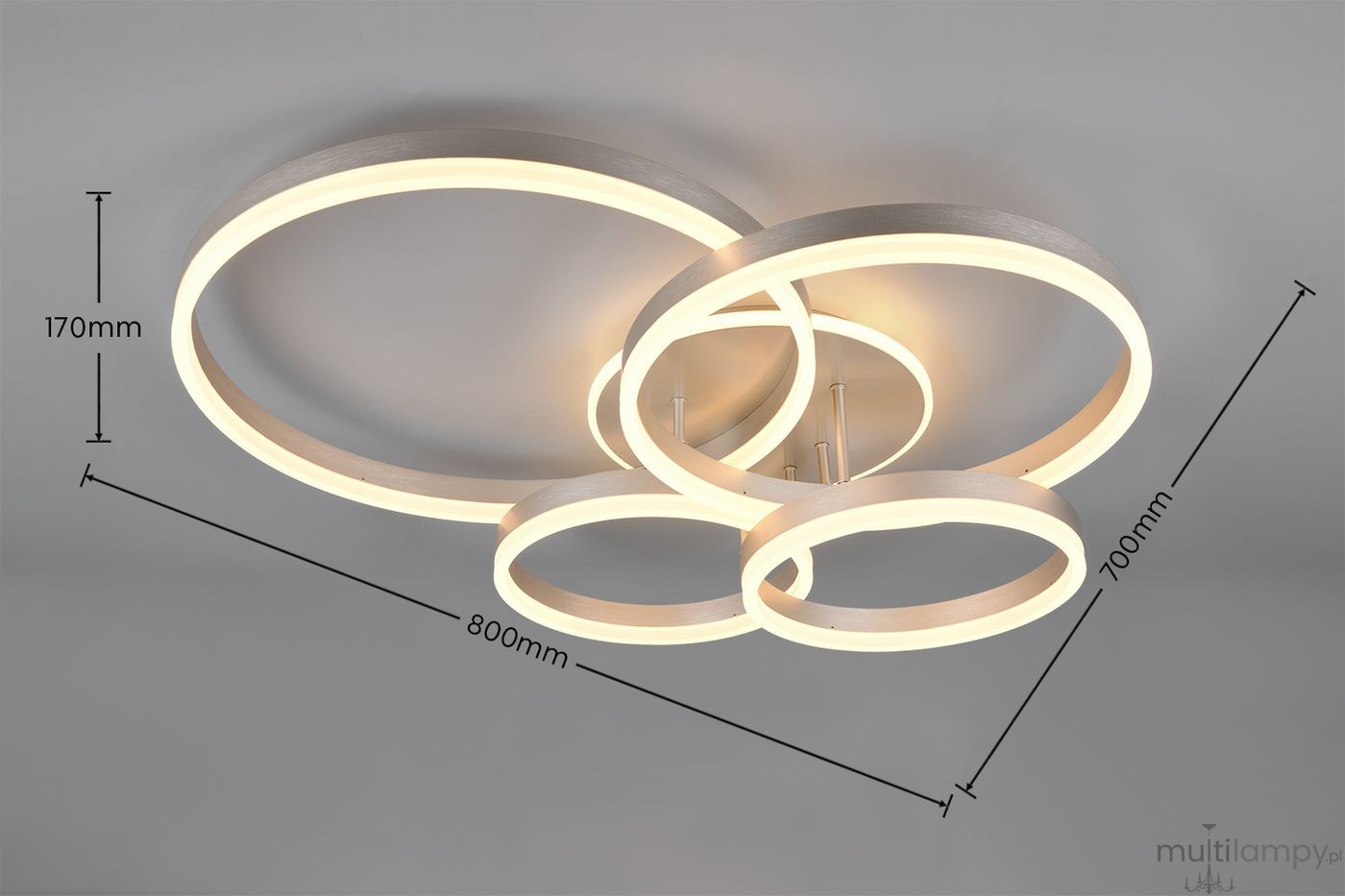 Lampa sufitowa Drake z pilotem, 5xLED/50W, kolor nikiel. Trzy okrągłe pierścienie o średnicach 800mm i wysokości 170mm, z miękkim, ciepłym światłem. Produkt zamontowany na suficie, prezentujący nowoczesny design.