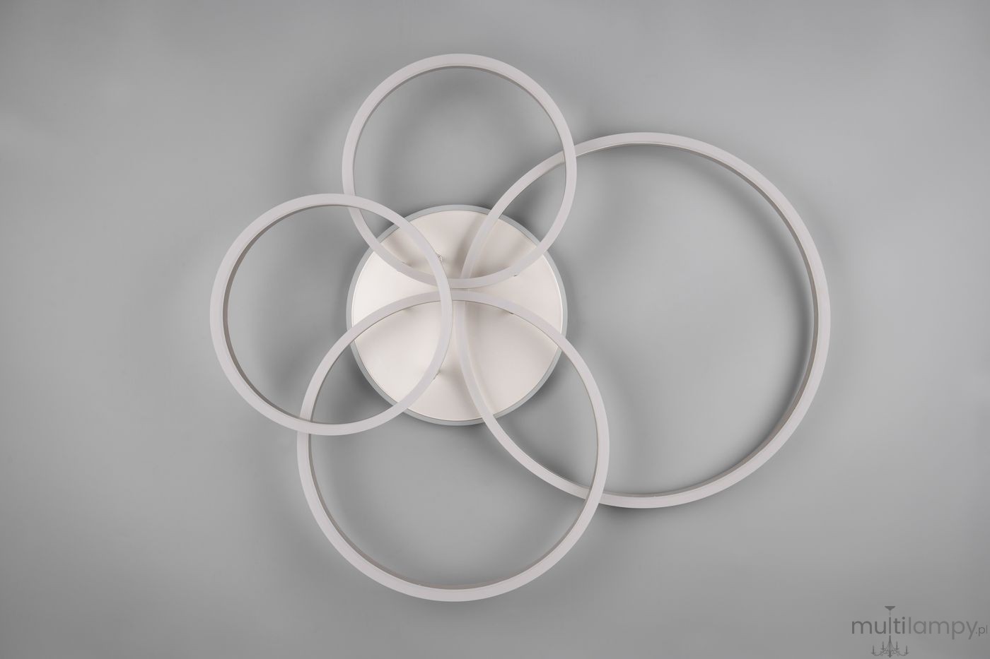 Lampa sufitowa Drake z pięcioma źródłami LED, w kolorze niklu, z pilotem. Okrągła, minimalistyczna konstrukcja z czterema przeplatającymi się pierścieniami w odcieniu białym, zamontowana na okrągłej podstawie.