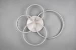 Lampa sufitowa Drake z pięcioma źródłami LED, w kolorze niklu, z pilotem. Okrągła, minimalistyczna konstrukcja z czterema przeplatającymi się pierścieniami w odcieniu białym, zamontowana na okrągłej podstawie.