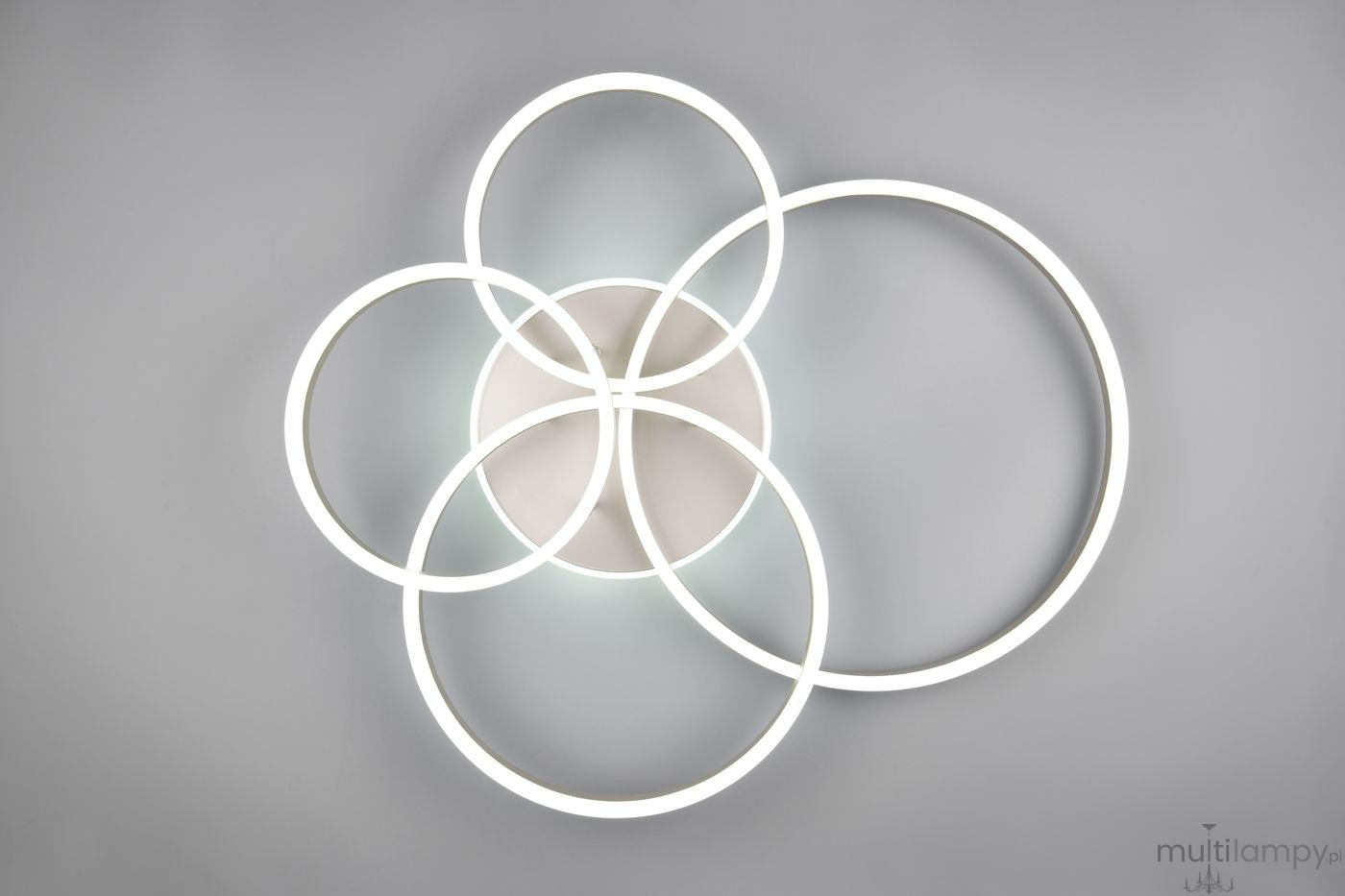 Lampa sufitowa Drake z pięcioma pierścieniami LED w kolorze niklu. Produkt ma okrągły centralny element i jest zamontowany na suficie. Zawiera pilot do regulacji intensywności światła. Tło jest jednolite, szare.