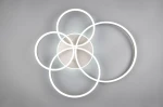 Lampa sufitowa Drake z pięcioma pierścieniami LED w kolorze niklu. Produkt ma okrągły centralny element i jest zamontowany na suficie. Zawiera pilot do regulacji intensywności światła. Tło jest jednolite, szare.