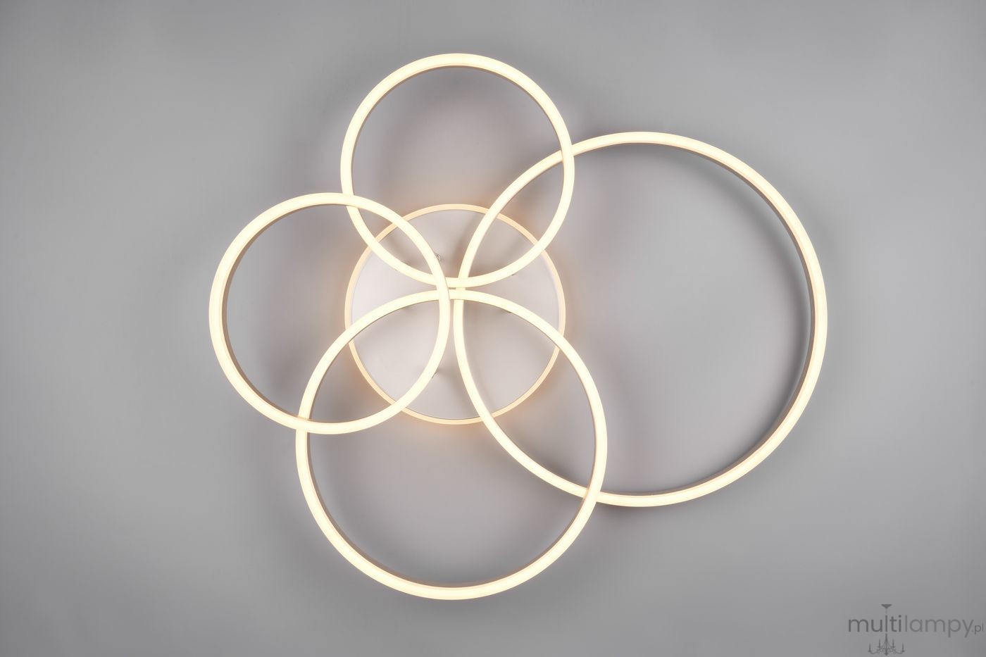 Lampa sufitowa Drake z pilotem, 5xLED/50W CCT w kolorze niklu. Złożona z pięciu okręgów o różnych średnicach, emitujących ciepłe światło. Produkt zamontowany na gładkiej, szarej powierzchni, z nowoczesnym designem.