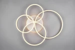 Lampa sufitowa Drake z pilotem, 5xLED/50W CCT w kolorze niklu. Złożona z pięciu okręgów o różnych średnicach, emitujących ciepłe światło. Produkt zamontowany na gładkiej, szarej powierzchni, z nowoczesnym designem.