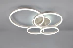 Lampa sufitowa Drake w kolorze niklowym z pięcioma pierścieniami LED o mocy 50W. Ujęcie z góry, ukazujące trzy różnej wielkości, delikatnie zaokrąglone pierścienie. Produkt oferuje możliwość zdalnego sterowania. Tło jednolite, szare.