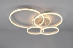Lampa sufitowa Drake z pilotem, składająca się z czterech okrągłych pierścieni w kolorze niklu, podświetlonych ciepłym światłem LED. Produkt zamontowany na suficie, z widocznymi detalami konstrukcyjnymi.