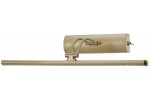 Kinkiet Picture Light L40 z diodami LED 4W, barwa światła 3000K, w wykończeniu patynowym. Produkt o prostokątnym kształcie z ruchomym ramieniem. Zawiera metalową obudowę i długą lampę emitującą światło, mocowaną do ściany.