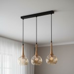 Lampa wisząca Favera 3xE27 w kolorze czarnym i antycznym brązie, z trzema szklanymi kloszami w kształcie kul, zawieszona na długich linkach. Klosze mają drewniane detale, umieszczone na prostokątnej podstawie montażowej.