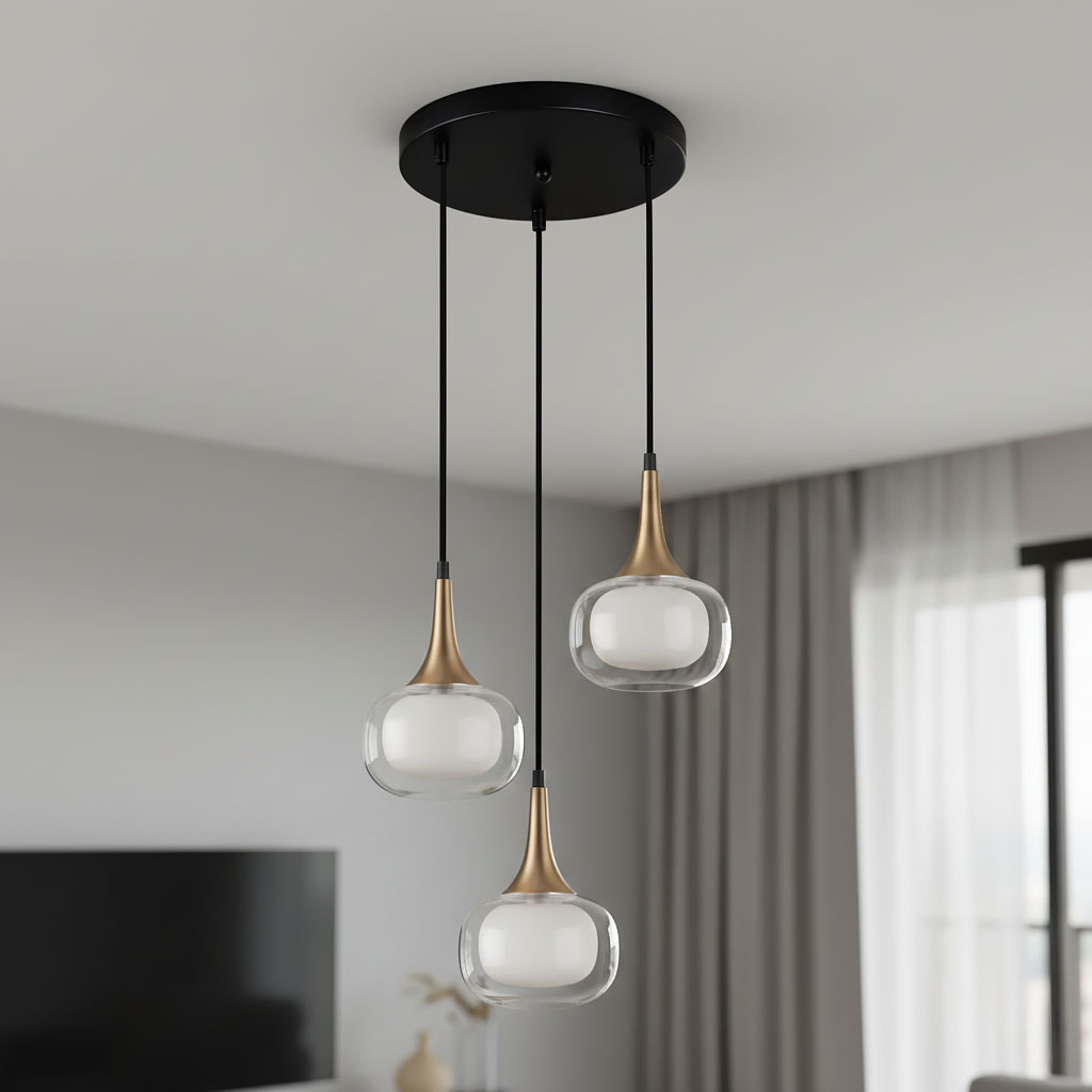 Lampa wisząca Konila 3-punktowa w kolorze czarnym i mosiądzu. Posiada trzy szklane klosze w kształcie kropli, zawieszone na czarnych linkach. Montowana do sufitu, idealna do nowoczesnych wnętrz. Ujęcie frontalne, na tle jasnej ściany.