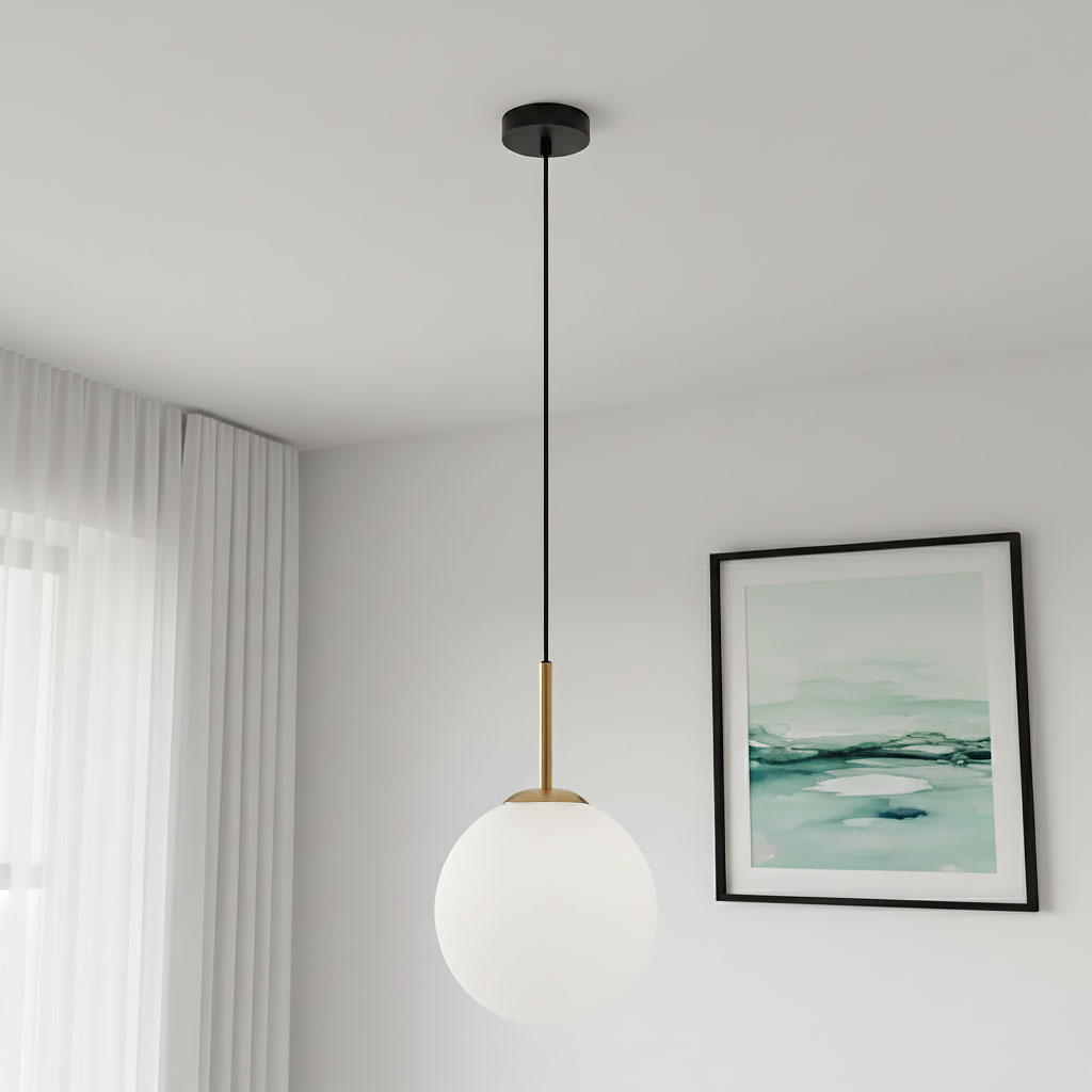 Lampa wisząca Deore D20 z białym, kulistym kloszem i antycznym brązowym wykończeniem. Zawieszona na czarnym przewodzie, w nowoczesnym wnętrzu z obrazem na ścianie. Idealna do oświetlenia przestrzeni.