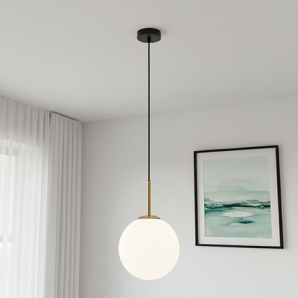 Lampa wisząca Deore D20 z jednym gniazdem E27, w kolorze antycznego brązu i białym kloszu, zawieszona na cienkim, czarnym przewodzie. Produkt umieszczony w jasnym wnętrzu, obok ramki z obrazem.