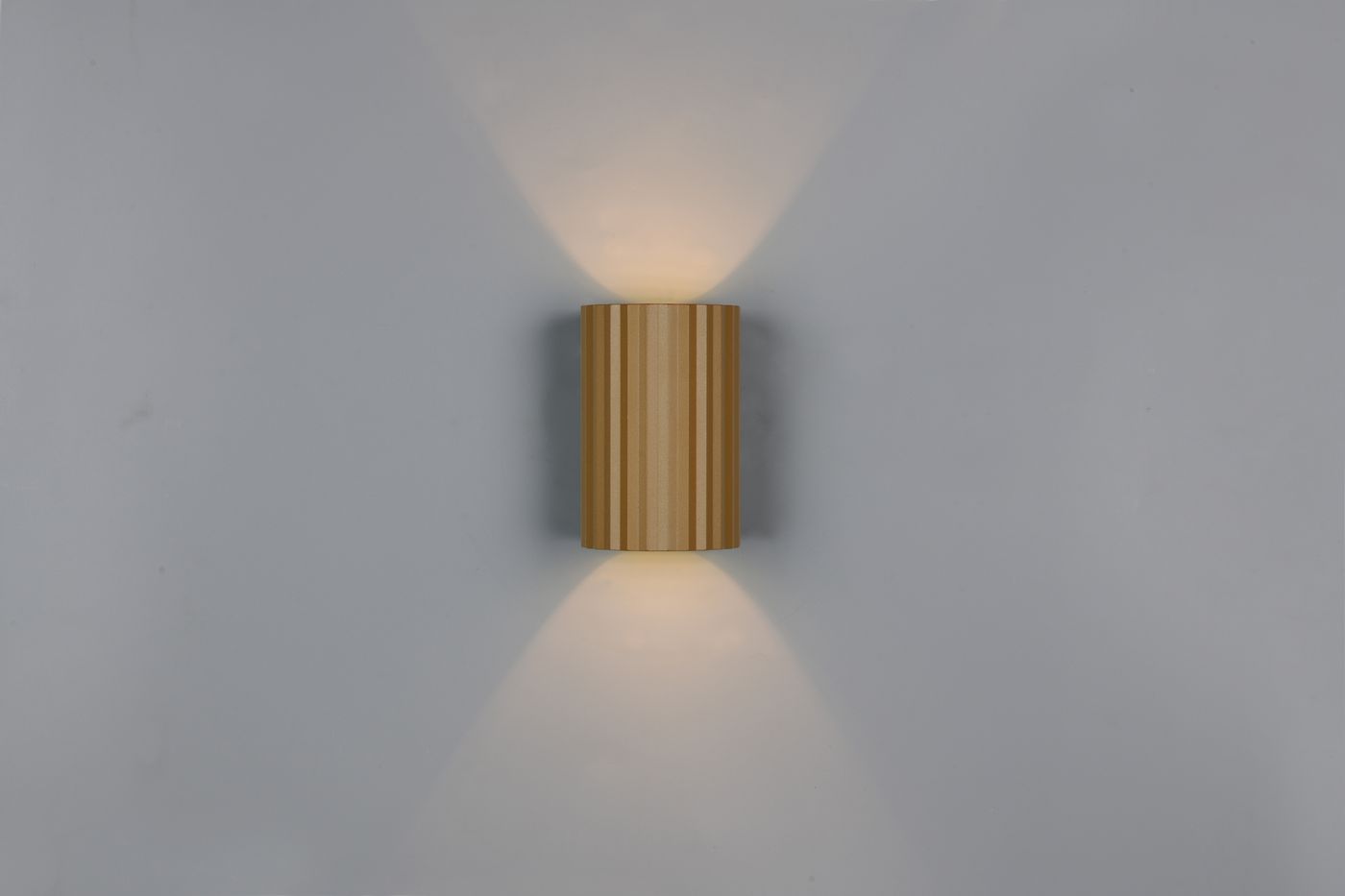 Kinkiet Imaria w kolorze kawowym z cylindrycznym abażurem z pionowymi żłobieniami, montowany na ścianie, emitujący światło w górę i w dół. Prosty design, idealny do nowoczesnych wnętrz.