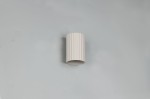 Kinkiet Imaria 1xG9 w kolorze szarym, o cylindrycznym kształcie z teksturowaną, żłobioną powierzchnią. Zamontowany na jasnej ścianie, prezentuje minimalistyczny design, idealny do nowoczesnych wnętrz.