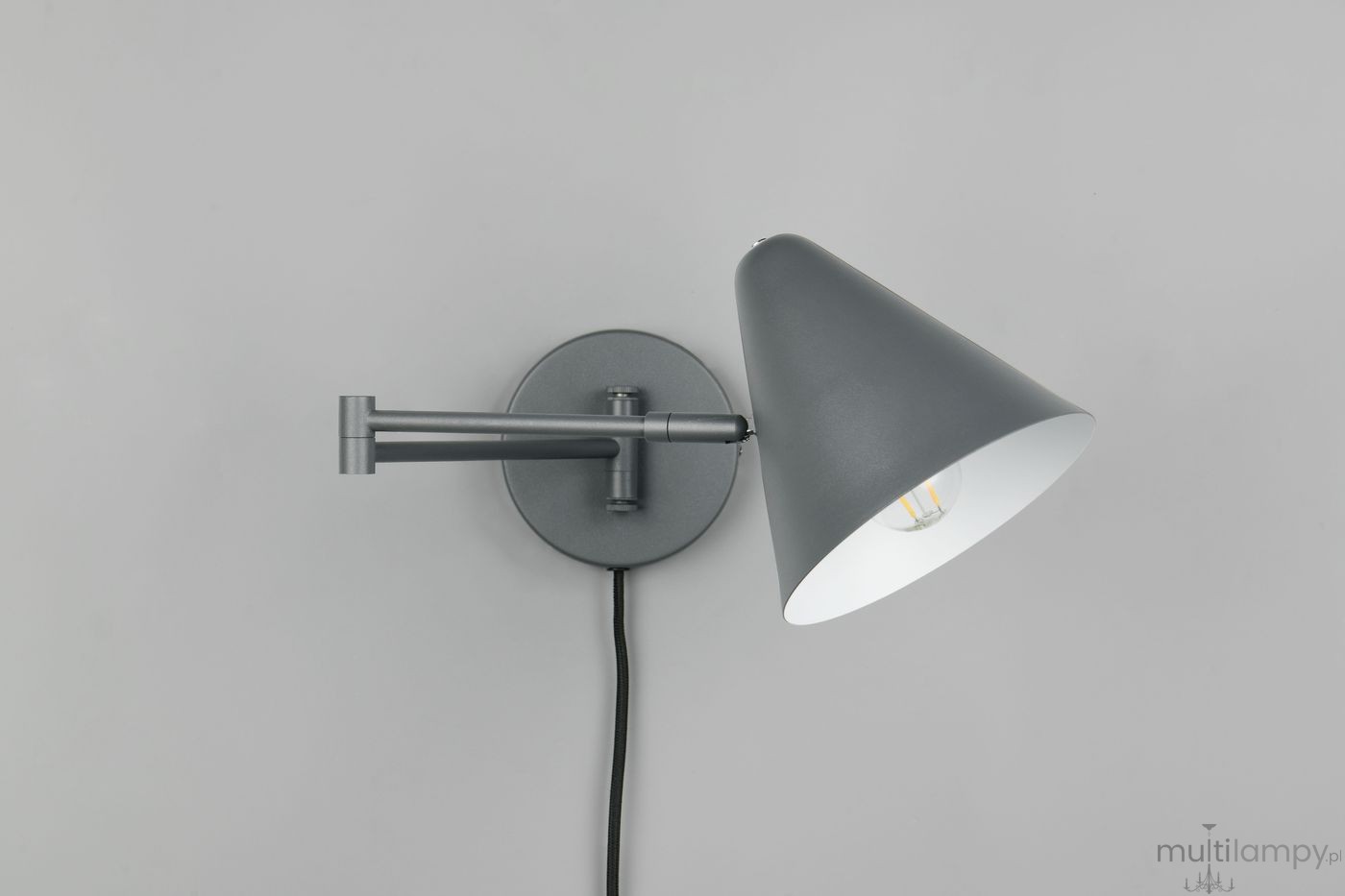 Kinkiet Cosima w kolorze antracytowym z pojedynczym uchwytem E14. Lampa ma stożkowy klosz z matowego metalu, zamocowana na okrągłej podstawie. Widoczny kabel w czarnym oplocie. Ujęcie frontalne, prezentujące detal konstrukcji.