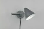 Kinkiet Cosima w kolorze antracytowym z pojedynczym uchwytem E14. Lampa ma stożkowy klosz z matowego metalu, zamocowana na okrągłej podstawie. Widoczny kabel w czarnym oplocie. Ujęcie frontalne, prezentujące detal konstrukcji.