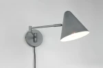 Kinkiet Cosima w kolorze antracytowym, z regulowanym ramieniem i stożkowym kloszem, montowany na okrągłej podstawie. Widoczny kabel zasilający. Lampa z jedną żarówką E14, idealna do oświetlenia wnętrz.