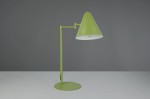 Lampa stołowa Cosima w kolorze zielonym z abażurem w kształcie stożka. Stojąca konstrukcja z metalowym stelażem i okrągłą podstawą. Widoczny kabel z włącznikiem. Tło w odcieniu szarym, podstawa na białym blacie.