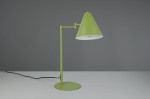 Lampa stołowa Cosima w kolorze zielonym z kloszem w kształcie stożka i metalową podstawą. Ujęcie z boku, ukazujące regulowaną konstrukcję i przewód zasilający. Idealna do oświetlenia biurka lub stolika.