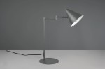 Lampa stołowa Cosima w kolorze antracytowym z metalową podstawą i regulowanym ramieniem. Klosz w kształcie stożka, wewnątrz biały. Produkt stoi na płaskiej powierzchni, z widocznym kablem zasilającym.