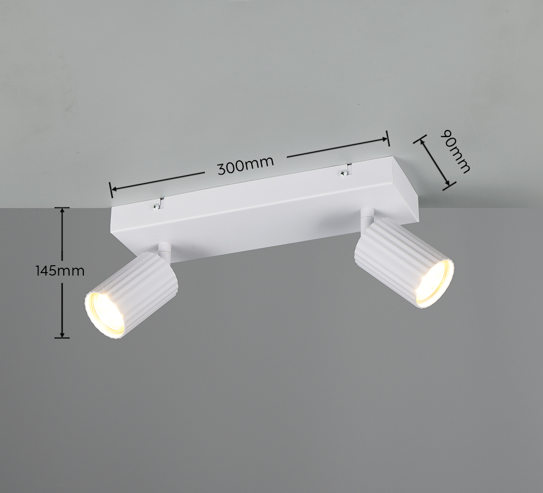 Lampa sufitowa Soka z dwoma reflektorami GU10, w kolorze białym. Prosta konstrukcja z metalowym korpusem, wymiary: 300 mm długości, 90 mm szerokości, 145 mm wysokości. Reflektory mają teksturowaną powierzchnię, skierowane w dół.