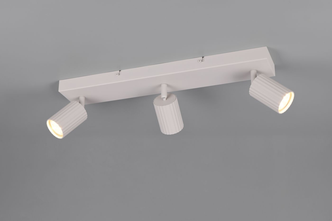 Lampa sufitowa Soka w kolorze szarym z trzema punktami świetlnymi typu GU10. Ujęcie frontalne, montowana na suficie, z cylindrycznymi kloszami o żłobionej fakturze. Prosta konstrukcja, idealna do oświetlenia wnętrz.