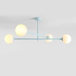 Pinne lampa sufitowa w kolorze błękitnym z czterema okrągłymi kloszami, zamocowana na cienkim stelażu. Klosze emitują ciepłe światło, a całość zawieszona jest na suficie w frontalnej pozycji.