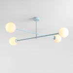 Lampa sufitowa Pinne w kolorze błękitnym, z czterema okrągłymi kloszami w kolorze białym. Elementy metalowe w formie prostych ramion, utrzymane w minimalistycznym stylu. Zamontowana na suficie, prezentuje nowoczesny design.