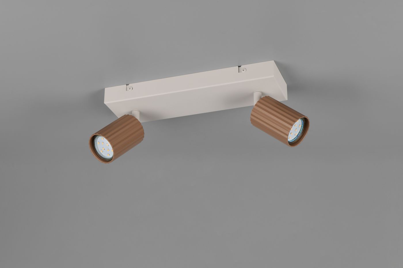 Lampa sufitowa Soka z dwoma spotami GU10 w kolorze szarym i kawowym. Utrzymana w prostym, nowoczesnym stylu, z cylindrycznymi kloszami o żłobieniach. Montowana na płaskiej podstawie. Idealna do oświetlenia wnętrz.